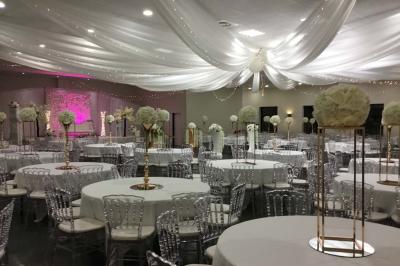 Parking vide avec marquages au sol, situé devant un bâtiment en bois entouré d'arbres et de montagnes.