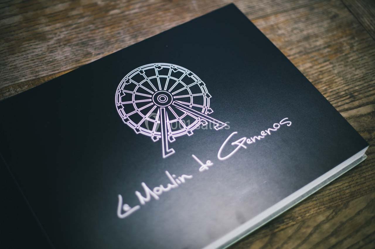 Illustration d'une roue de moulin stylisée avec l'inscription ’Le Moulin de Gemenos’ sur une couverture noire.