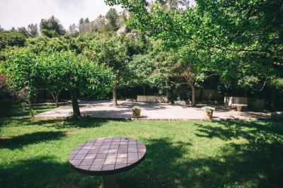 Salle de réception avec tables rondes dressées, nappes blanches, chaises en bois et décoration florale.