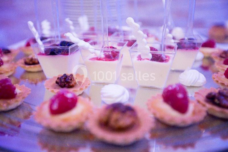 Desserts variés présentés sur un plateau, incluant verrines, tartelettes aux fruits et noix, et petites meringues.