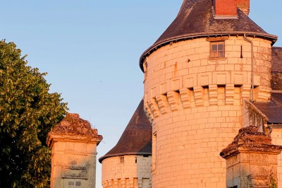 Miniature Location salle Marçay (Indre-et-Loire) - Château de Marcay #21 Chambre avec poutres apparentes, lit double, canapé beige, table basse en verre et murs décorés de papier peint.