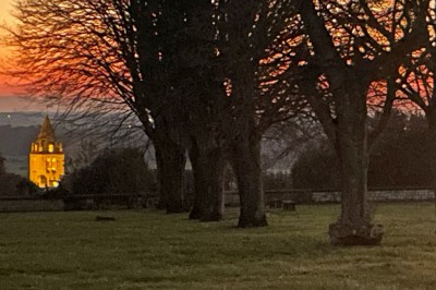 Miniature Location salle Marçay (Indre-et-Loire) - Château de Marcay #46 Chambre avec poutres apparentes, lit double, canapé beige, table basse en verre et murs décorés de papier peint.