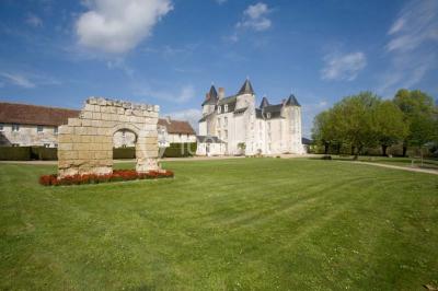 Miniature Location salle Marçay (Indre-et-Loire) - Château de Marcay #11 Chambre avec poutres apparentes, lit double, canapé beige, table basse en verre et murs décorés de papier peint.