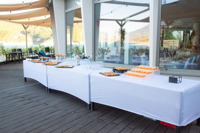 Intérieur d'un mobil-home lumineux avec cuisine équipée, vue sur une terrasse et paysage montagneux à l'extérieur.