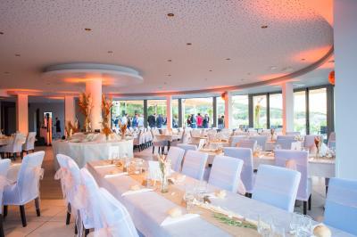 Intérieur d'un mobil-home lumineux avec cuisine équipée, vue sur une terrasse et paysage montagneux à l'extérieur.