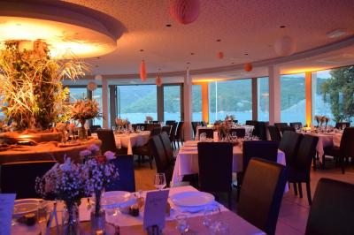 Intérieur d'un mobil-home lumineux avec cuisine équipée, vue sur une terrasse et paysage montagneux à l'extérieur.