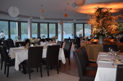 Intérieur d'un mobil-home lumineux avec cuisine équipée, vue sur une terrasse et paysage montagneux à l'extérieur.