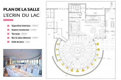 Intérieur d'un mobil-home lumineux avec cuisine équipée, vue sur une terrasse et paysage montagneux à l'extérieur.
