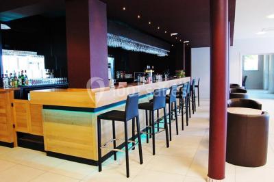 Intérieur d'un mobil-home lumineux avec cuisine équipée, vue sur une terrasse et paysage montagneux à l'extérieur.