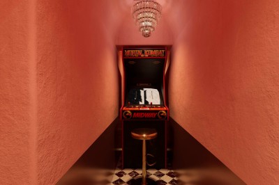 Miniature Location salle Paris 4 (Paris) - Le Myra #1 Fléchettes colorées dans une caisse en bois au premier plan, cible de jeu accrochée sur un mur en pierre en arrière-plan.