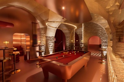 Miniature Location salle Paris 4 (Paris) - Le Myra #2 Fléchettes colorées dans une caisse en bois au premier plan, cible de jeu accrochée sur un mur en pierre en arrière-plan.