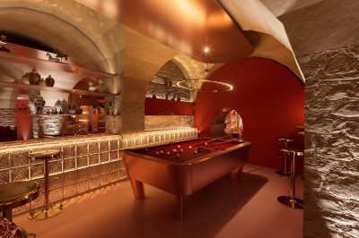 Miniature Location salle Paris 4 (Paris) - Le Myra #3 Fléchettes colorées dans une caisse en bois au premier plan, cible de jeu accrochée sur un mur en pierre en arrière-plan.