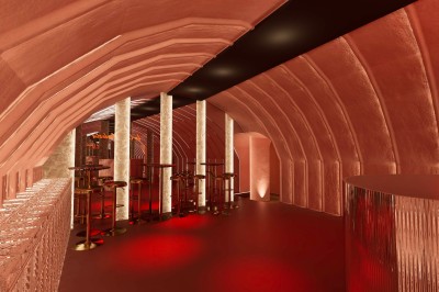 Miniature Location salle Paris 4 (Paris) - Le Myra #8 Fléchettes colorées dans une caisse en bois au premier plan, cible de jeu accrochée sur un mur en pierre en arrière-plan.