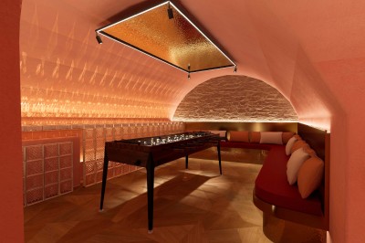 Miniature Location salle Paris 4 (Paris) - Le Myra #10 Fléchettes colorées dans une caisse en bois au premier plan, cible de jeu accrochée sur un mur en pierre en arrière-plan.