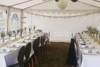 Miniature Location salle Orvault (Loire-Atlantique) - Château de la Garnison #9 Un traiteur prépare des plateaux de bouchées apéritives variées dans une cuisine professionnelle.