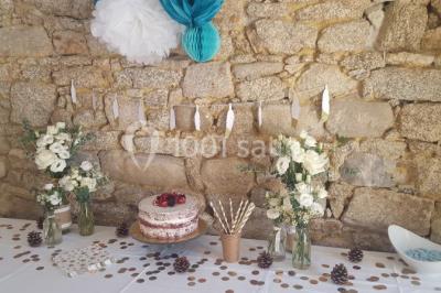 Miniature Location salle Orvault (Loire-Atlantique) - Château de la Garnison #5 Un traiteur prépare des plateaux de bouchées apéritives variées dans une cuisine professionnelle.