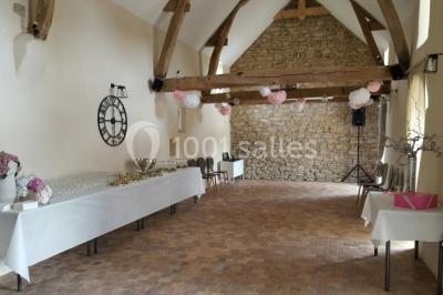 Miniature Location salle Orvault (Loire-Atlantique) - Château de la Garnison #4 Un traiteur prépare des plateaux de bouchées apéritives variées dans une cuisine professionnelle.