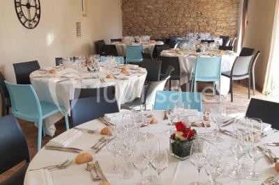 Miniature Location salle Orvault (Loire-Atlantique) - Château de la Garnison #3 Un traiteur prépare des plateaux de bouchées apéritives variées dans une cuisine professionnelle.