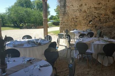 Miniature Location salle Orvault (Loire-Atlantique) - Château de la Garnison #8 Un traiteur prépare des plateaux de bouchées apéritives variées dans une cuisine professionnelle.