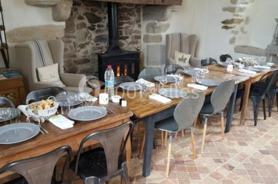 Miniature Location salle Orvault (Loire-Atlantique) - Château de la Garnison #7 Un traiteur prépare des plateaux de bouchées apéritives variées dans une cuisine professionnelle.