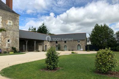 Miniature Location salle Orvault (Loire-Atlantique) - Château de la Garnison #12 Un traiteur prépare des plateaux de bouchées apéritives variées dans une cuisine professionnelle.