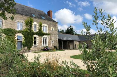 Miniature Location salle Orvault (Loire-Atlantique) - Château de la Garnison #10 Un traiteur prépare des plateaux de bouchées apéritives variées dans une cuisine professionnelle.