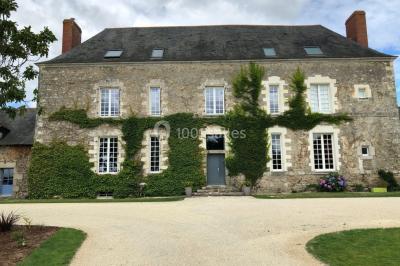 Miniature Location salle Orvault (Loire-Atlantique) - Château de la Garnison #13 Un traiteur prépare des plateaux de bouchées apéritives variées dans une cuisine professionnelle.