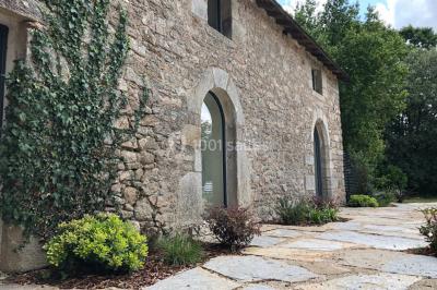 Miniature Location salle Orvault (Loire-Atlantique) - Château de la Garnison #16 Un traiteur prépare des plateaux de bouchées apéritives variées dans une cuisine professionnelle.