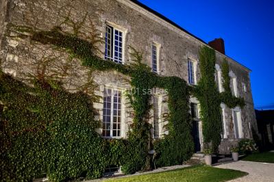 Miniature Location salle Orvault (Loire-Atlantique) - Château de la Garnison #17 Un traiteur prépare des plateaux de bouchées apéritives variées dans une cuisine professionnelle.