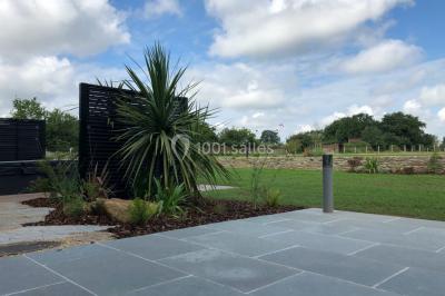 Miniature Location salle Orvault (Loire-Atlantique) - Château de la Garnison #21 Un traiteur prépare des plateaux de bouchées apéritives variées dans une cuisine professionnelle.