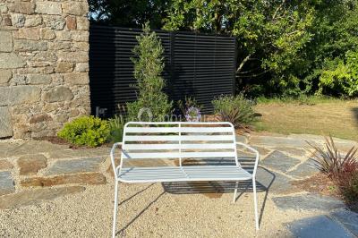 Miniature Location salle Orvault (Loire-Atlantique) - Château de la Garnison #22 Un traiteur prépare des plateaux de bouchées apéritives variées dans une cuisine professionnelle.