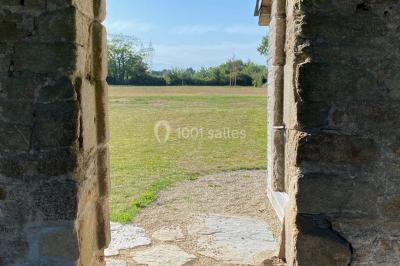 Miniature Location salle Orvault (Loire-Atlantique) - Château de la Garnison #24 Un traiteur prépare des plateaux de bouchées apéritives variées dans une cuisine professionnelle.