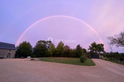Miniature Location salle Orvault (Loire-Atlantique) - Château de la Garnison #25 Un traiteur prépare des plateaux de bouchées apéritives variées dans une cuisine professionnelle.