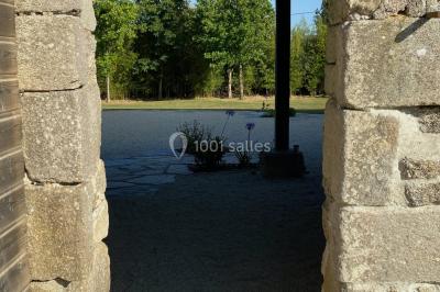 Miniature Location salle Orvault (Loire-Atlantique) - Château de la Garnison #26 Un traiteur prépare des plateaux de bouchées apéritives variées dans une cuisine professionnelle.