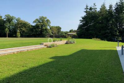 Miniature Location salle Orvault (Loire-Atlantique) - Château de la Garnison #28 Un traiteur prépare des plateaux de bouchées apéritives variées dans une cuisine professionnelle.