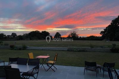Miniature Location salle Orvault (Loire-Atlantique) - Château de la Garnison #30 Un traiteur prépare des plateaux de bouchées apéritives variées dans une cuisine professionnelle.