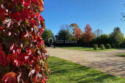 Miniature Location salle Orvault (Loire-Atlantique) - Château de la Garnison #31 Un traiteur prépare des plateaux de bouchées apéritives variées dans une cuisine professionnelle.