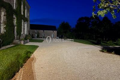 Miniature Location salle Orvault (Loire-Atlantique) - Château de la Garnison #33 Un traiteur prépare des plateaux de bouchées apéritives variées dans une cuisine professionnelle.
