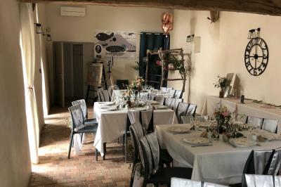 Miniature Location salle Orvault (Loire-Atlantique) - Château de la Garnison #34 Un traiteur prépare des plateaux de bouchées apéritives variées dans une cuisine professionnelle.