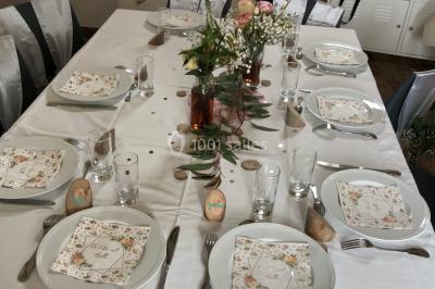 Miniature Location salle Orvault (Loire-Atlantique) - Château de la Garnison #35 Un traiteur prépare des plateaux de bouchées apéritives variées dans une cuisine professionnelle.