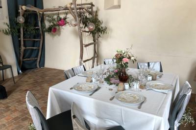 Miniature Location salle Orvault (Loire-Atlantique) - Château de la Garnison #36 Un traiteur prépare des plateaux de bouchées apéritives variées dans une cuisine professionnelle.