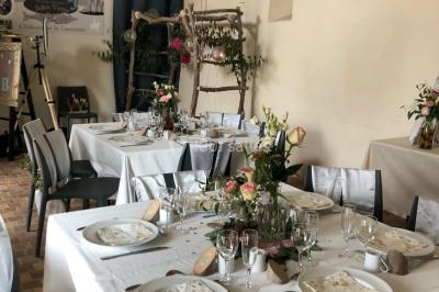 Miniature Location salle Orvault (Loire-Atlantique) - Château de la Garnison #37 Un traiteur prépare des plateaux de bouchées apéritives variées dans une cuisine professionnelle.
