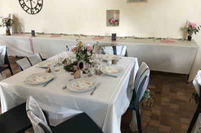 Miniature Location salle Orvault (Loire-Atlantique) - Château de la Garnison #38 Un traiteur prépare des plateaux de bouchées apéritives variées dans une cuisine professionnelle.