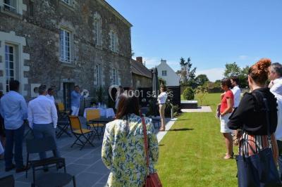 Miniature Location salle Orvault (Loire-Atlantique) - Château de la Garnison #39 Un traiteur prépare des plateaux de bouchées apéritives variées dans une cuisine professionnelle.
