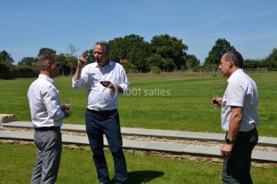 Miniature Location salle Orvault (Loire-Atlantique) - Château de la Garnison #40 Un traiteur prépare des plateaux de bouchées apéritives variées dans une cuisine professionnelle.