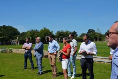 Miniature Location salle Orvault (Loire-Atlantique) - Château de la Garnison #41 Un traiteur prépare des plateaux de bouchées apéritives variées dans une cuisine professionnelle.