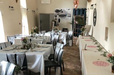 Miniature Location salle Orvault (Loire-Atlantique) - Château de la Garnison #43 Un traiteur prépare des plateaux de bouchées apéritives variées dans une cuisine professionnelle.