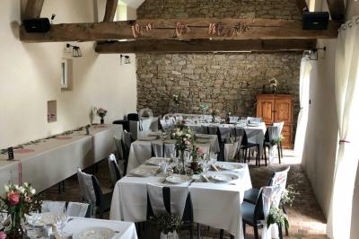 Miniature Location salle Orvault (Loire-Atlantique) - Château de la Garnison #44 Un traiteur prépare des plateaux de bouchées apéritives variées dans une cuisine professionnelle.