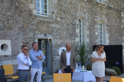Miniature Location salle Orvault (Loire-Atlantique) - Château de la Garnison #45 Un traiteur prépare des plateaux de bouchées apéritives variées dans une cuisine professionnelle.