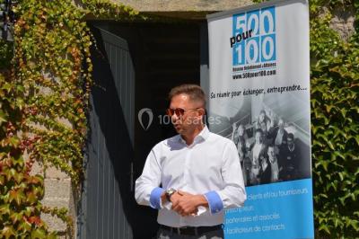 Miniature Location salle Orvault (Loire-Atlantique) - Château de la Garnison #47 Un traiteur prépare des plateaux de bouchées apéritives variées dans une cuisine professionnelle.